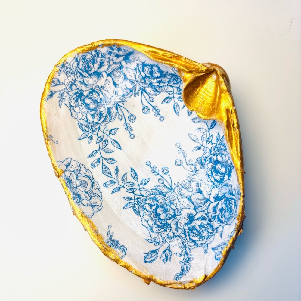 !SOLD! Handcrafted shell ring dish with blue floral decoupage design - Picture 4 of 5